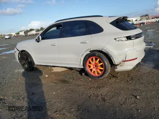 2024 Porsche Cayenne z VIN WP1AA2AY7RDA03399, wystawiony jako Copart lot #42403415 z przebiegiem 24 319 mil mil oraz Szkoda całkowita • Salvage title. Historia ofert i sprzedaży dostępna na DreamBid. Obrazek 2.