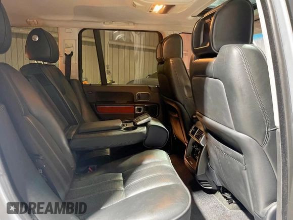 2011 Land Rover Range Rover HSE Lux z VIN SALMF1D42BA355759, wystawiony jako Copart lot #59821605 z przebiegiem 77 618 mil mil oraz Szkoda całkowita • Salvage title. Historia ofert i sprzedaży dostępna na DreamBid. Obrazek 6.