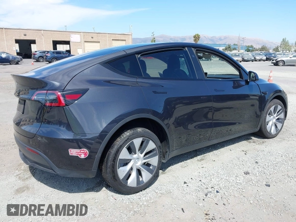 2024 Tesla Model Y z VIN 7SAYGDED2RF032628, wystawiony jako IAAI lot #42507569 z przebiegiem 22 845 mil mil oraz . Historia ofert i sprzedaży dostępna na DreamBid. Obrazek 4.