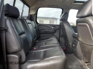2008 GMC Sierra Denali z VIN 2GTEK638381238266, wystawiony jako Copart lot #47029244 z przebiegiem 119 433 mil mil oraz Nie do naprawy. Historia ofert i sprzedaży dostępna na DreamBid. Obrazek 10.