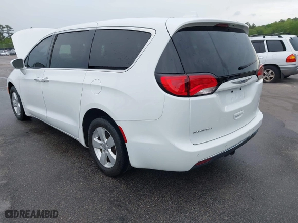 2020 Chrysler Pacifica Touring with VIN 2C4RC1FG4LR135808, listed as a IAAI auction lot 41932205 with 152,073 mi miles. Bid and sale history available at carsss.com. Image 3.