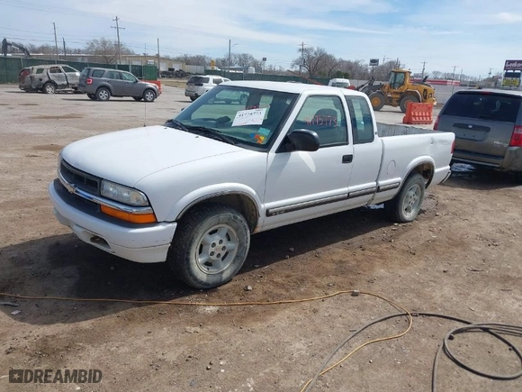 2001 Chevrolet S-10 LS with VIN 1GCDT19WX18183982, listed as a IAAI auction lot 41775773 with 205,633 mi miles. Bid and sale history available at carsss.com. Image 2.