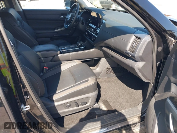 2023 Nissan Pathfinder SL z VIN 5N1DR3CC3PC225385, wystawiony jako IAAI lot #42382457 z przebiegiem 37 738 mil mil oraz . Historia ofert i sprzedaży dostępna na DreamBid. Obrazek 5.