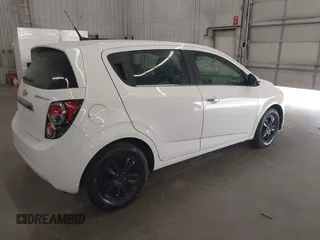 2012 Chevrolet Sonic LTZ z VIN 1G1JE6SH4C4169147, wystawiony jako IAAI lot #40283181 z przebiegiem 60 876 mil mil oraz . Historia ofert i sprzedaży dostępna na DreamBid. Obrazek 4.