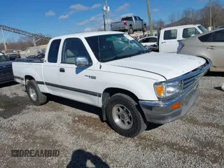 1997 Toyota T100 DX z VIN JT4TN12D9V0037897, wystawiony jako IAAI lot #41737986 z przebiegiem 233 106 mil mil oraz . Historia ofert i sprzedaży dostępna na DreamBid. Obrazek 1.