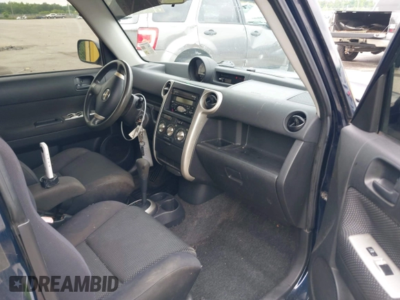2005 Scion xB z VIN JTLKT324850202968, wystawiony jako IAAI lot #42159371 z przebiegiem 219 344 mil mil oraz . Historia ofert i sprzedaży dostępna na DreamBid. Obrazek 5.