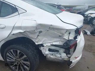 2019 Lexus ES with VIN 58ABZ1B1XKU010853, listed as a IAAI auction lot 42025744 with 42,416 mi miles. Bid and sale history available at carsss.com. Image 6.