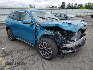 2025 BMW X1 xDrive28i z VIN WBX73EF06S5070458, wystawiony jako Copart lot #59026785 z przebiegiem Nie podano mil oraz Szkoda całkowita • Salvage title. Historia ofert i sprzedaży dostępna na DreamBid. Obrazek 4.