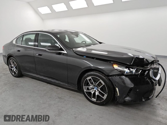 2024 BMW i5 eDrive40 z VIN WBY33FK00RCS09561, wystawiony jako Copart lot #49063295 z przebiegiem 8593 mil mil oraz Tytuł czysty. Historia ofert i sprzedaży dostępna na DreamBid. Obrazek 4.