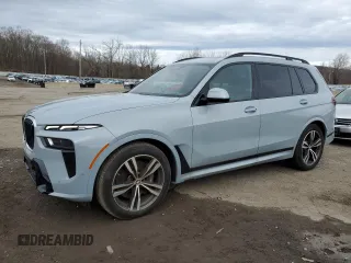 2024 BMW X7 xDrive40i z VIN 5UX23EM09R9T84830, wystawiony jako Copart lot #50785685 z przebiegiem 8466 mil mil oraz Szkody całkowita. Historia ofert i sprzedaży dostępna na DreamBid. Obrazek 1.