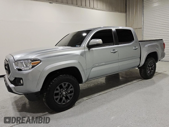 2022 Toyota Tacoma SR5 z VIN 3TMAZ5CN8NM183375, wystawiony jako Copart lot #57228025 z przebiegiem 81 738 mil mil oraz Czysty tytuł • Clean title. Historia ofert i sprzedaży dostępna na DreamBid. Obrazek 1.