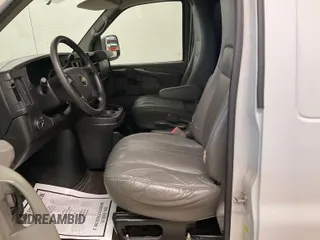 2012 Chevrolet Express Cargo z VIN 1GCSGAFX6C1142768, wystawiony jako IAAI lot #42529979 z przebiegiem 250 449 mil mil oraz . Historia ofert i sprzedaży dostępna na DreamBid. Obrazek 18.