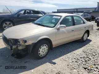 1998 Toyota Camry LE z VIN 4T1BG22K0WU858838, wystawiony jako Copart lot #53525565 z przebiegiem 133 777 mil mil oraz Czysty tytuł • Clean title. Historia ofert i sprzedaży dostępna na DreamBid. Obrazek 1.