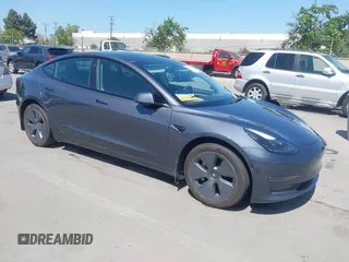 2022 Tesla Model 3 Long Range z VIN 5YJ3E1EB0NF364989, wystawiony jako IAAI lot #42085572 z przebiegiem 39 000 mil mil oraz . Historia ofert i sprzedaży dostępna na DreamBid. Obrazek 1.