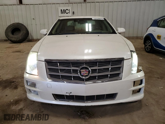 2010 Cadillac STS AWD z VIN 1G6DU6EV0A0106434, wystawiony jako Copart lot #52439915 z przebiegiem 90 187 mil mil oraz Czysty tytuł • Clean title. Historia ofert i sprzedaży dostępna na DreamBid. Obrazek 5.