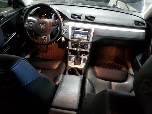 2010 Volkswagen Passat z VIN WVWJK9AN4AE096359, wystawiony jako Copart lot #50740075 z przebiegiem 196 126 mil mil oraz Szkoda całkowita • Salvage title. Historia ofert i sprzedaży dostępna na DreamBid. Obrazek 8.