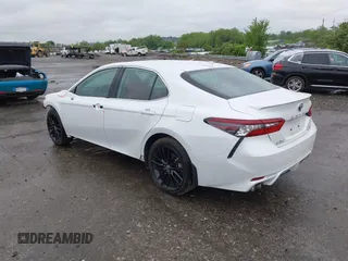 2022 Toyota Camry Hybrid XSE z VIN 4T1K31AK5NU583117, wystawiony jako IAAI lot #42204189 z przebiegiem 22 639 mil mil oraz . Historia ofert i sprzedaży dostępna na DreamBid. Obrazek 3.