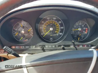 1988 Mercedes-Benz 560 SL z VIN WDBBA48D3JA079534, wystawiony jako Copart lot #58096985 z przebiegiem 83 732 mil mil oraz Tytuł czysty. Historia ofert i sprzedaży dostępna na DreamBid. Obrazek 9.
