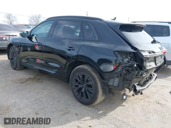 2024 Audi Q8 e-tron z VIN WA16AAGE2RB031437, wystawiony jako IAAI lot #41761720 z przebiegiem 19 579 mil mil oraz . Historia ofert i sprzedaży dostępna na DreamBid. Obrazek 3.