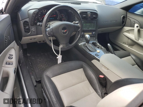 2012 Chevrolet Corvette 3LT с VIN 1G1YG2DW0C5100057, выставлен на аукционе Copart как лот 74807624 с пробегом 52 560 миль миль и Списание • Salvage title. История ставок и продаж доступна на DreamBid. Изображение 8.