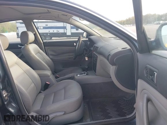 2004 Volkswagen Passat GLS z VIN WVWPD63B34P207546, wystawiony jako IAAI lot #42088512 z przebiegiem 302 909 mil mil oraz . Historia ofert i sprzedaży dostępna na DreamBid. Obrazek 5.
