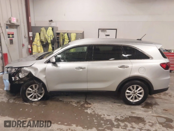 2019 Kia Sorento L z VIN 5XYPG4A3XKG575729, wystawiony jako IAAI lot #41851001 z przebiegiem 105 272 mil mil oraz . Historia ofert i sprzedaży dostępna na DreamBid. Obrazek 14.