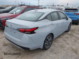 2024 Nissan Versa SV z VIN 3N1CN8EV1RL852359, wystawiony jako IAAI lot #41964102 z przebiegiem 17 837 mil mil oraz . Historia ofert i sprzedaży dostępna na DreamBid. Obrazek 4.