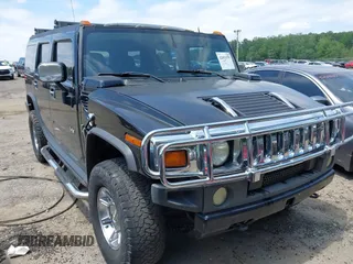 2005 Hummer H2 SUV z VIN 5GRGN23U85H125037, wystawiony jako IAAI lot #42054530 z przebiegiem 287 176 mil mil oraz . Historia ofert i sprzedaży dostępna na DreamBid. Obrazek 1.