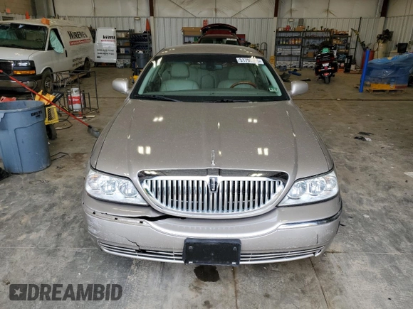2003 Lincoln Town Car Signature z VIN 1LNHM82W13Y660122, wystawiony jako Copart lot #51790595 z przebiegiem 151 371 mil mil oraz Nie do naprawy • Non repairable. Historia ofert i sprzedaży dostępna na DreamBid. Obrazek 5.