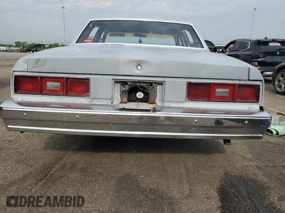 1984 Chevrolet Impala z VIN 2G1AL69H4E9168804, wystawiony jako Copart lot #55232275 z przebiegiem 75 318 mil mil oraz Czysty tytuł • Clean title. Historia ofert i sprzedaży dostępna na DreamBid. Obrazek 6.