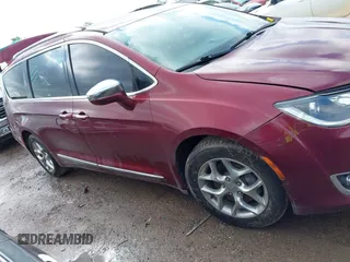 2017 Chrysler Pacifica Limited z VIN 2C4RC1GG8HR703435, wystawiony jako IAAI lot #42156060 z przebiegiem 129 744 mil mil oraz . Historia ofert i sprzedaży dostępna na DreamBid. Obrazek 13.