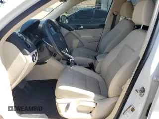 2016 Volkswagen Tiguan S z VIN WVGAV7AX6GW501102, wystawiony jako Copart lot #54174845 z przebiegiem 46 616 mil mil oraz Szkoda całkowita • Salvage title. Historia ofert i sprzedaży dostępna na DreamBid. Obrazek 7.