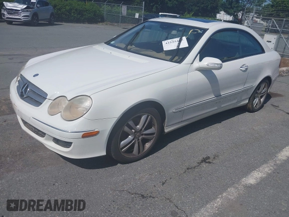 2008 Mercedes-Benz CLK 350 с VIN WDBTJ56H28F253753, выставлен на аукционе IAAI как лот 42525405 с пробегом Не указан миль и . История ставок и продаж доступна на DreamBid. Изображение 17.