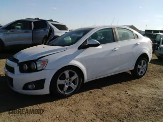 2015 Chevrolet Sonic LTZ z VIN 1G1JE5SB9F4208843, wystawiony jako Copart lot #53422485 z przebiegiem 101 941 mil mil oraz Szkoda całkowita • Salvage title. Historia ofert i sprzedaży dostępna na DreamBid. Obrazek 1.