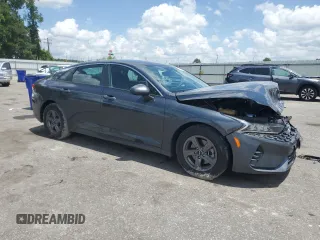 2023 Kia K5 LXS z VIN 5XXG14J21PG213387, wystawiony jako Copart lot #57720055 z przebiegiem 24 559 mil mil oraz Szkoda całkowita • Salvage title. Historia ofert i sprzedaży dostępna na DreamBid. Obrazek 4.