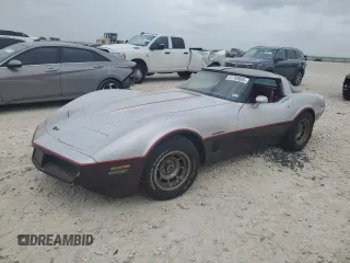 1982 Chevrolet Corvette z VIN 1G1AY8786C5103415, wystawiony jako Copart lot #51789605 z przebiegiem 60 582 mil mil oraz Czysty tytuł • Clean title. Historia ofert i sprzedaży dostępna na DreamBid. Obrazek 1.