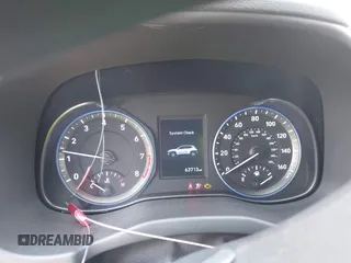 2021 Hyundai Kona SE z VIN KM8K12AA8MU665778, wystawiony jako IAAI lot #42364155 z przebiegiem 63 713 mil mil oraz . Historia ofert i sprzedaży dostępna na DreamBid. Obrazek 7.