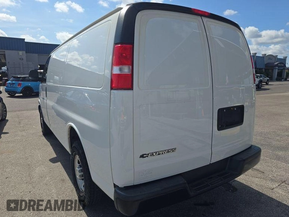 2021 Chevrolet Express Cargo z VIN 1GCWGAFPXM1166123, wystawiony jako IAAI lot #42566386 z przebiegiem 112 553 mil mil oraz . Historia ofert i sprzedaży dostępna na DreamBid. Obrazek 1.