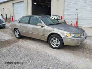 1998 Toyota Camry LE z VIN 4T1BF22KXWU047485, wystawiony jako IAAI lot #42257717 z przebiegiem Nie podano mil oraz . Historia ofert i sprzedaży dostępna na DreamBid. Obrazek 1.