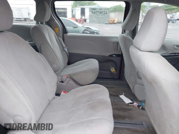 2014 Toyota Sienna L z VIN 5TDZK3DC2ES505680, wystawiony jako IAAI lot #42307763 z przebiegiem 170 628 mil mil oraz . Historia ofert i sprzedaży dostępna na DreamBid. Obrazek 8.