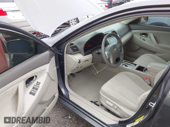 2011 Toyota Camry LE z VIN 4T4BF3EK1BR216262, wystawiony jako IAAI lot #42206210 z przebiegiem 79 660 mil mil oraz . Historia ofert i sprzedaży dostępna na DreamBid. Obrazek 5.