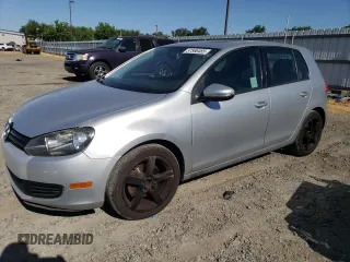 2013 Volkswagen Golf w/Conv & Sunroof z VIN WVWDB7AJXDW129765, wystawiony jako Copart lot #57596485 z przebiegiem 99 349 mil mil oraz Szkoda całkowita • Salvage title. Historia ofert i sprzedaży dostępna na DreamBid. Obrazek 1.