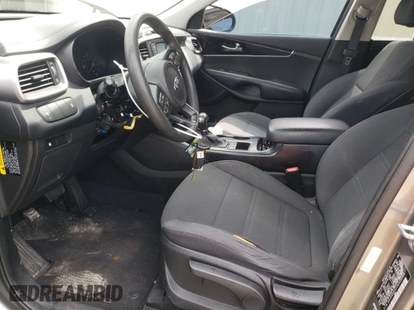 2018 Kia Sorento LX z VIN 5XYPG4A31JG345348, wystawiony jako Copart lot #55413455 z przebiegiem 64 868 mil mil oraz Szkoda całkowita • Salvage title. Historia ofert i sprzedaży dostępna na DreamBid. Obrazek 7.