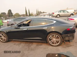 2013 Tesla Model S with VIN 5YJSA1CN3DFP06986, listed as a IAAI auction lot 41271801 with 150,307 mi miles and . Bid and sale history available at DreamBid. Image 14.