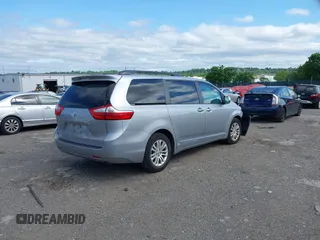 2017 Toyota Sienna XLE Auto Access Seat z VIN 5TDYZ3DC9HS819788, wystawiony jako IAAI lot #42296376 z przebiegiem 77 094 mil mil oraz . Historia ofert i sprzedaży dostępna na DreamBid. Obrazek 4.