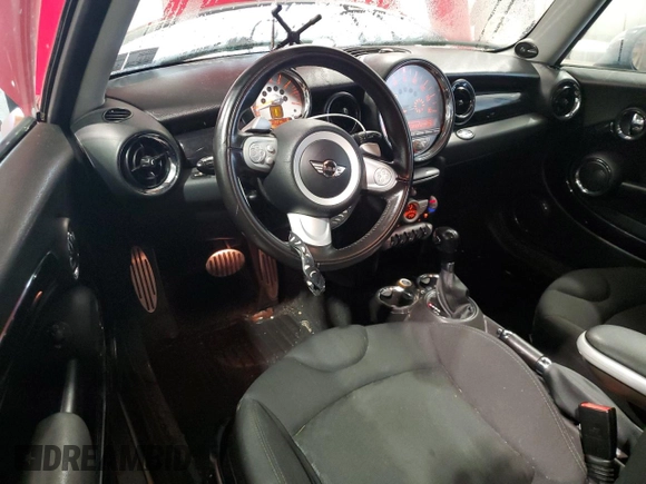 2010 MINI Hardtop S z VIN WMWMF7C53ATZ72544, wystawiony jako Copart lot #64125695 z przebiegiem 70 587 mil mil oraz Czysty tytuł • Clean title. Historia ofert i sprzedaży dostępna na DreamBid. Obrazek 8.