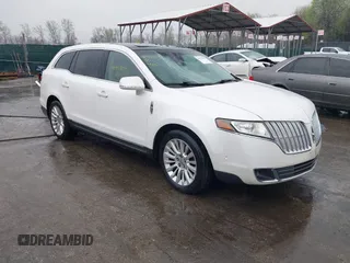 2012 Lincoln MKT EcoBoost z VIN 2LMHJ5AT6CBL50239, wystawiony jako IAAI lot #41923179 z przebiegiem 215 418 mil mil oraz . Historia ofert i sprzedaży dostępna na DreamBid. Obrazek 1.