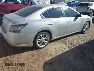 2013 Nissan Maxima S z VIN 1N4AA5AP3DC806046, wystawiony jako IAAI lot #41811071 z przebiegiem 202 241 mil mil oraz . Historia ofert i sprzedaży dostępna na DreamBid. Obrazek 4.