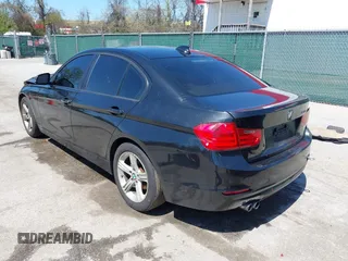 2013 BMW 3 Series 328i z VIN WBA3C1C56DF438426, wystawiony jako IAAI lot #42052101 z przebiegiem 180 524 mil mil oraz . Historia ofert i sprzedaży dostępna na DreamBid. Obrazek 3.