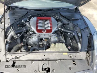 2010 Nissan GT-R Premium с VIN JN1AR5EF3AM231377, выставлен на аукционе Copart как лот 52572685 с пробегом 55 879 миль миль и Списание • Salvage title. История ставок и продаж доступна на DreamBid. Изображение 11.